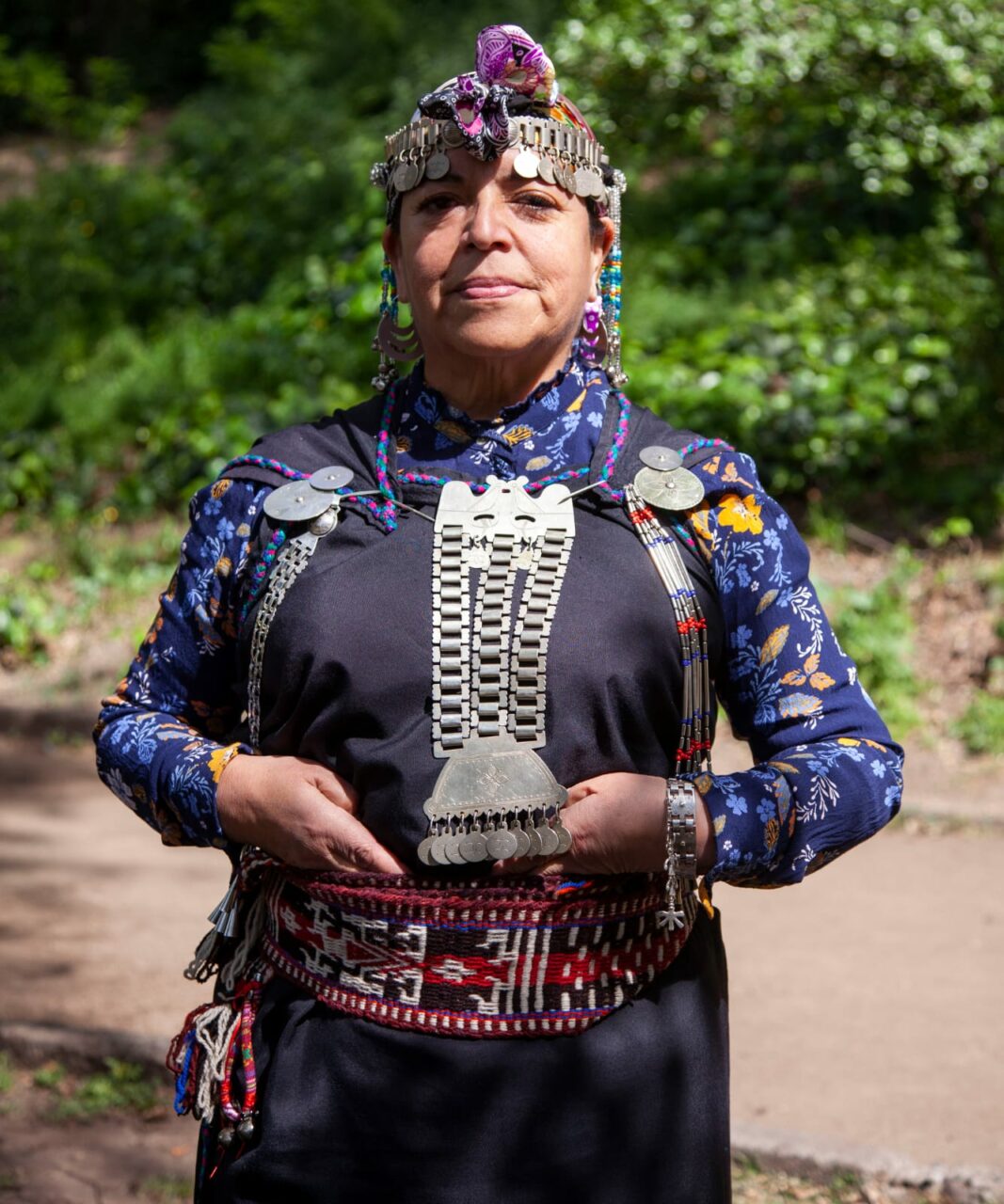 María Quiñelén, lawentuchefe y püñeñelchefe, en indumentaria tradicional mapuche
